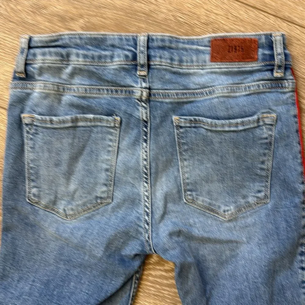 Zara Basic Z1975 Denim Distressed Skinny Jeans Light Wash Red Stripe Size 4